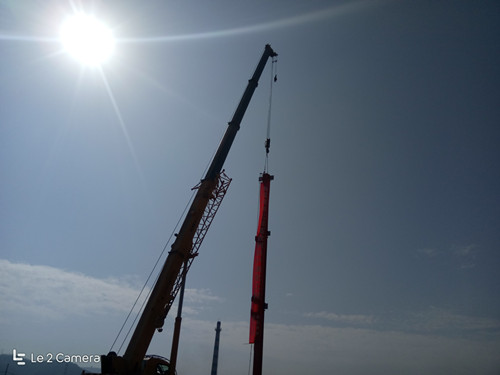 彬長生產服務中心二期廠房項目首根鋼柱實現(xiàn)成功吊裝