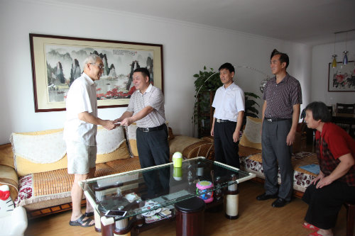 建設(shè)集團公司領(lǐng)導走訪慰問困難黨員