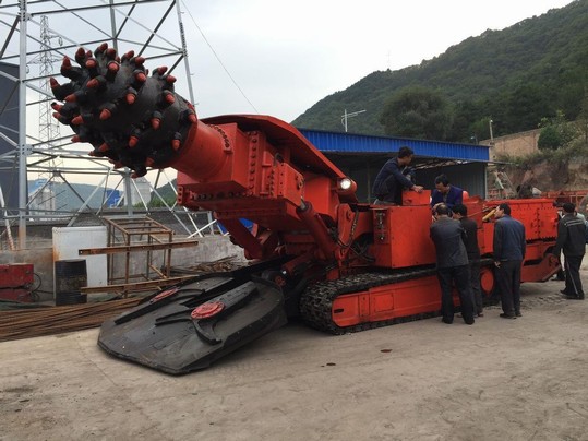 礦建三公司雙龍項目部 EBZ-230掘進(jìn)機(jī)順利入井