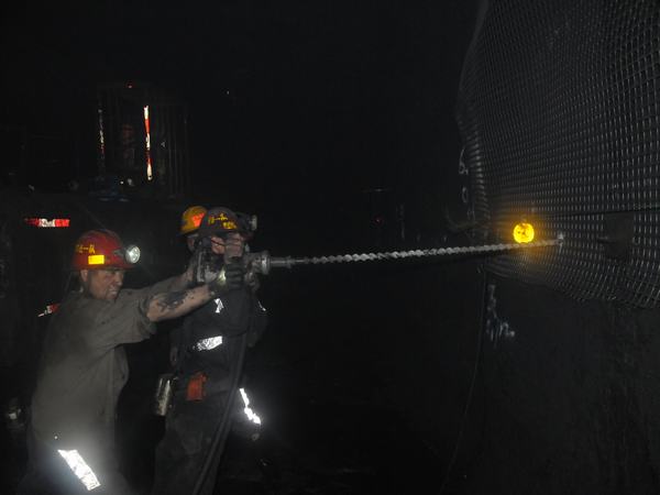 掘進公司推進百日安全活動“穩(wěn)、準、狠”