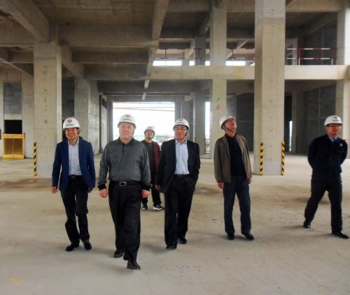 陜煤集團(tuán)總經(jīng)理助理、建設(shè)集團(tuán)聯(lián)合黨委書(shū)記、董事長(zhǎng)寧興剛“雙節(jié)”期間深入澄合分公司中科遙感工地慰問(wèn)施工一線(xiàn)的干部職工