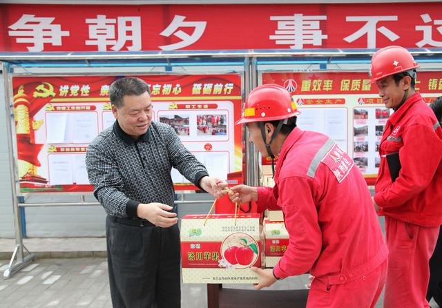 陜煤集團(tuán)總經(jīng)理助理、建設(shè)集團(tuán)聯(lián)合黨委書(shū)記、董事長(zhǎng)寧興剛一行深入礦建二公司冶坪項(xiàng)目部慰問(wèn)一線(xiàn)職工