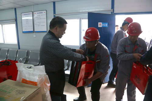 陜煤集團(tuán)總經(jīng)理助理、建設(shè)集團(tuán)聯(lián)合黨委書(shū)記、董事長(zhǎng)寧興剛一行深入基層慰問(wèn)一線(xiàn)員工