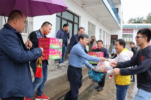 陜西澄合合陽煤炭開發(fā)有限公司領導中秋節(jié)看望慰問一線施工人員