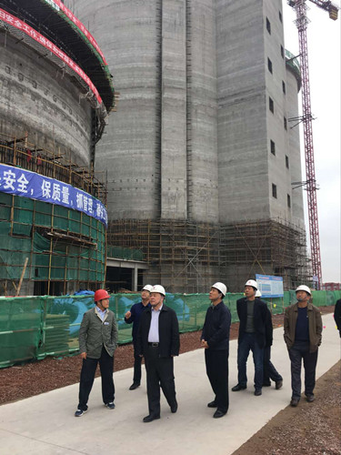 陜煤集團(tuán)總經(jīng)理助理、建設(shè)集團(tuán)聯(lián)合黨委書(shū)記、董事長(zhǎng)寧興剛一行中秋節(jié)深入天工公司土建第二項(xiàng)目部走訪(fǎng)慰問(wèn)