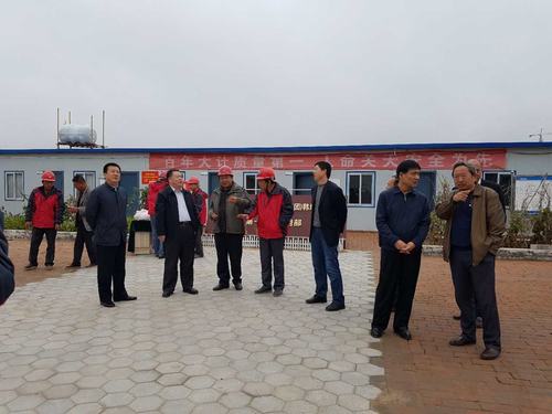 陜煤集團(tuán)總經(jīng)理助理、建設(shè)集團(tuán)聯(lián)合黨委書(shū)記、董事長(zhǎng)寧興剛一行蒞臨韓城分公司榆北煤業(yè)公司小保當(dāng)?shù)V施工現(xiàn)場(chǎng)和大家一起過(guò)中秋