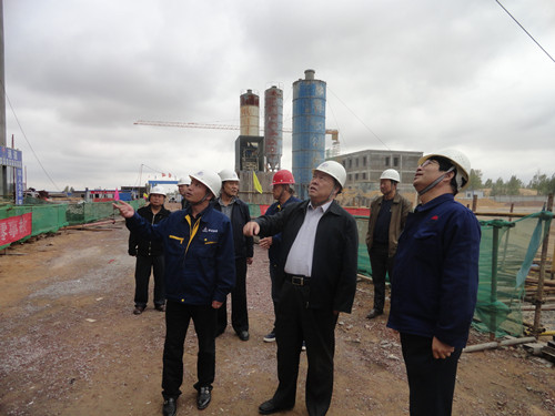 陜煤集團(tuán)總經(jīng)理助理、建設(shè)集團(tuán)聯(lián)合黨委書(shū)記、董事長(zhǎng)寧興剛一行中秋節(jié)深入曹家灘項(xiàng)目工地視察慰問(wèn)