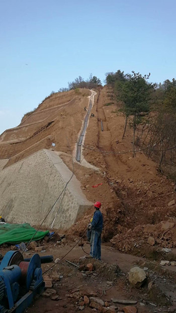 機電安裝公司冶坪煤礦高位水池輸水管道安裝工程有序進(jìn)行