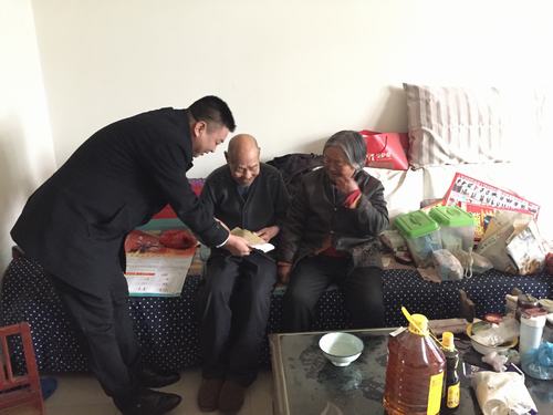 礦建二公司慰問困難職工，送去企業(yè)關(guān)愛