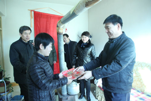  心系困難職工，情暖困難黨員