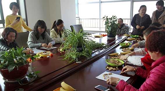 流光溢彩，情暖三?八