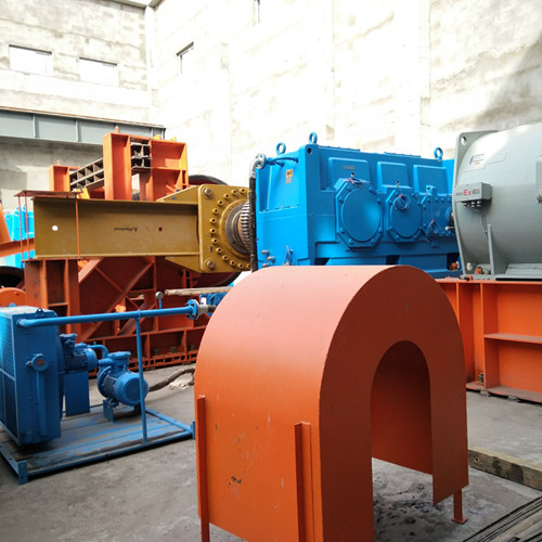 機(jī)電安裝公司承建的曹家灘主斜井帶式輸送機(jī)施工進(jìn)行時(shí)