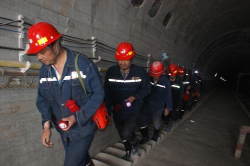 礦建二公司車村項(xiàng)目部開(kāi)展礦井水災(zāi)應(yīng)急演練