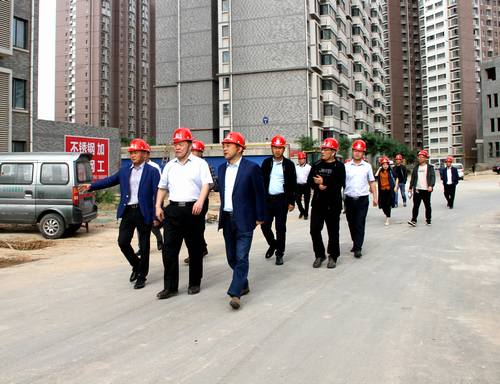寧興剛、王明智一行深入銅煤1#、2#住宅小區(qū)施工現(xiàn)場調(diào)研指導(dǎo)工作