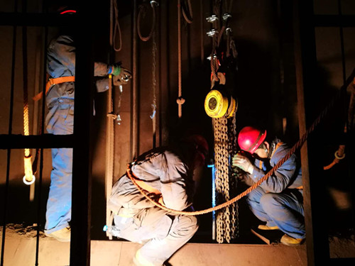 陜煤建設(shè)機(jī)電安裝公司酒鋼項(xiàng)目部“快、準(zhǔn)、穩(wěn)”調(diào)試罐籠記