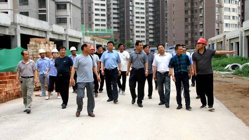 銅川礦業(yè)公司領(lǐng)導(dǎo)深入銅煤1#、2#小區(qū)施工現(xiàn)場調(diào)研指導(dǎo)項目建設(shè)工作