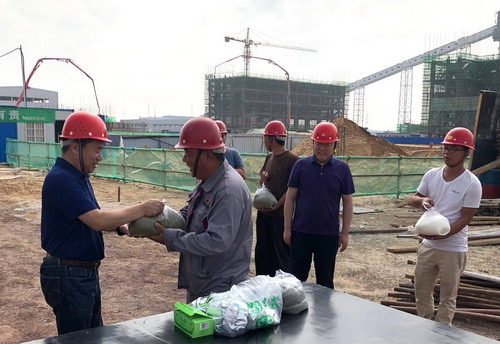 陜煤建設(shè)銅川公司：炎炎夏日送清涼  絲絲關(guān)愛寄深情