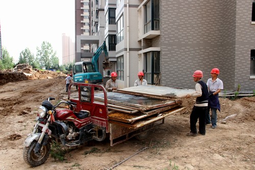 炎炎夏日，擋不住他們火一樣的工作熱情
