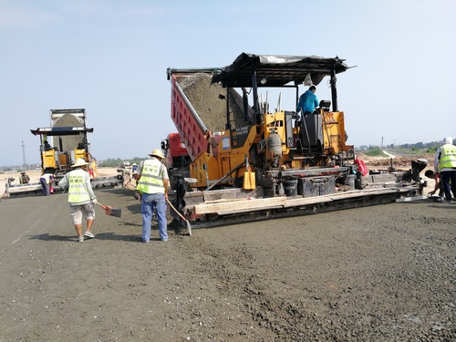 陜煤建設(shè)路橋分公司渭南大荔項(xiàng)目部開始水穩(wěn)攤鋪工作