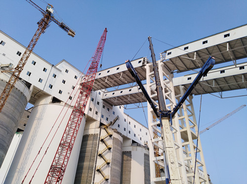 陜煤建設(shè)天工公司土建二部小保當(dāng)選煤廠最終篩分車間至塊煤倉2#棧橋順利吊裝