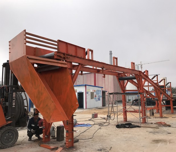 陜煤建設礦建三公司曹家灘項目部創(chuàng)新改造皮帶機頭架設運煤“天橋”