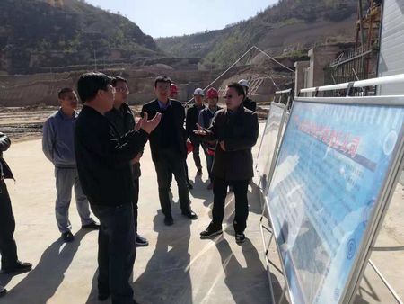 揚(yáng)州市對(duì)口幫扶榆林市工作組組長(zhǎng)、榆林市政府副秘書(shū)長(zhǎng)孫景亮一行蒞臨陜煤建設(shè)天工公司承建的清澗北國(guó)棗業(yè)紅棗深加工項(xiàng)目考察指導(dǎo)工作