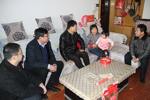 侯本英走訪慰問(wèn)貧困職工