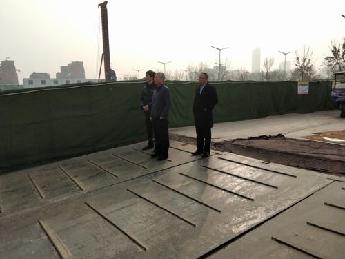 陜煤集團副總經(jīng)理閔龍一行蒞臨藍山水岸工地檢查指導(dǎo)工作