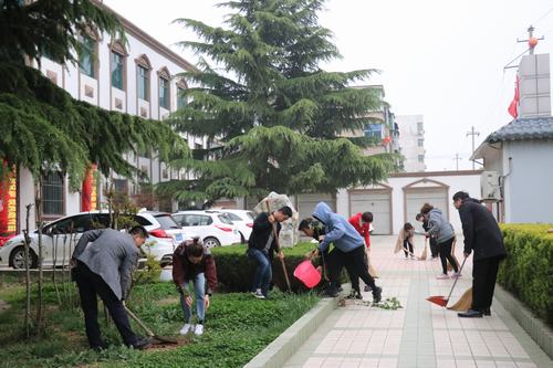 陜煤建設澄合分公司青年義務勞動讓環(huán)境更加優(yōu)美