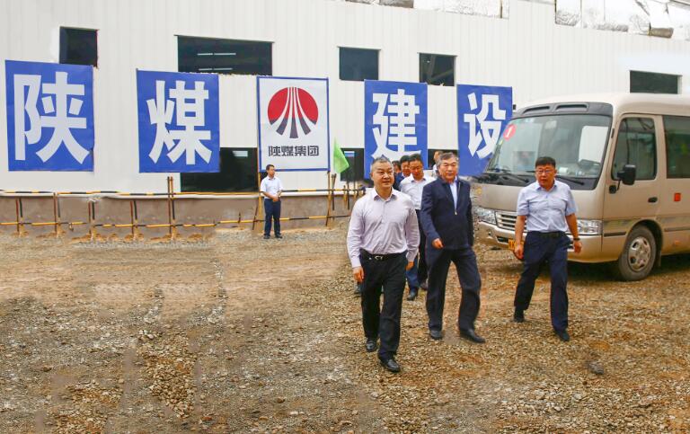 陜西省國(guó)資委黨委書(shū)記鄒展業(yè)、黨委副書(shū)記郁偉、陜煤集團(tuán)黨委書(shū)記、董事長(zhǎng)楊照乾一行慰問(wèn)陜煤建設(shè)天工公司項(xiàng)目部