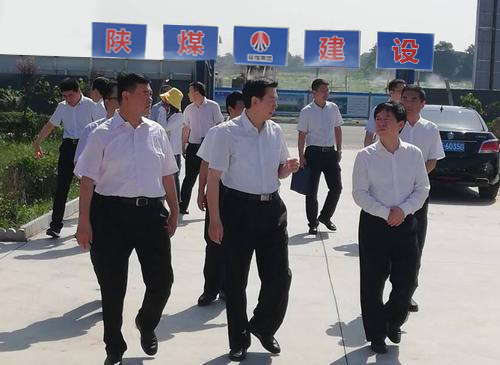 陜西省委常委、省委政法委書(shū)記莊長(zhǎng)興一行深入陜煤建設(shè)渭南分公司南京金龍電動(dòng)車(chē)項(xiàng)目開(kāi)展調(diào)研