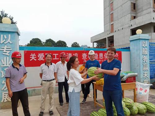 渭南臨渭區(qū)城投公司工會(huì)一行深入陜煤建設(shè)渭南分公司施工一線送清涼