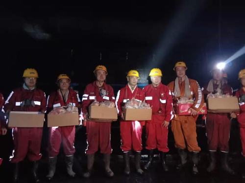 榆北曹家灘礦業(yè)公司主要領導慰問陜煤建設掘進公司一線職工