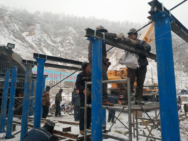 陜煤建設(shè)礦建二公司安裝項(xiàng)目部奏響風(fēng)雪“狂想曲”