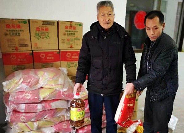 陜煤建設澄合分公司職工楊文剛自掏腰包為家鄉(xiāng)父老購買年貨