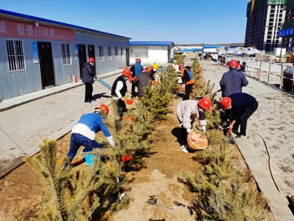陜煤建設(shè)澄合分公司第十二項目部復(fù)工復(fù)產(chǎn)間隙植樹忙