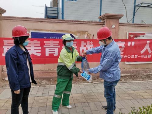 學(xué)雷鋒、展風(fēng)采，爭做最美青年“戰(zhàn)疫人”