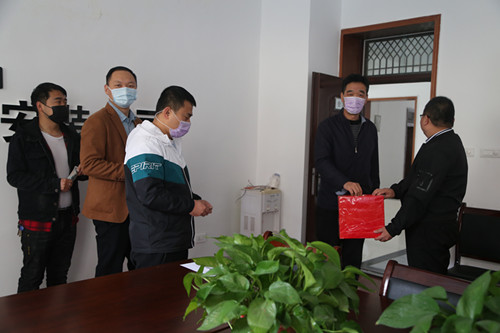 奉獻(xiàn)愛(ài)心 傳遞溫暖