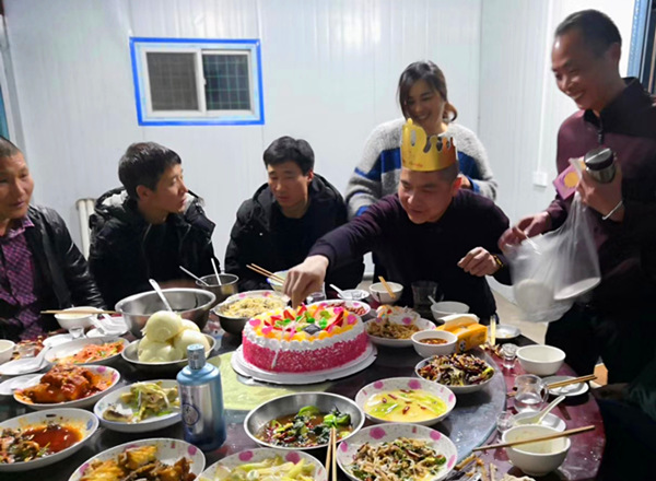陜煤建設(shè)礦建三公司崔木項(xiàng)目部開(kāi)展為職工過(guò)生日活動(dòng)
