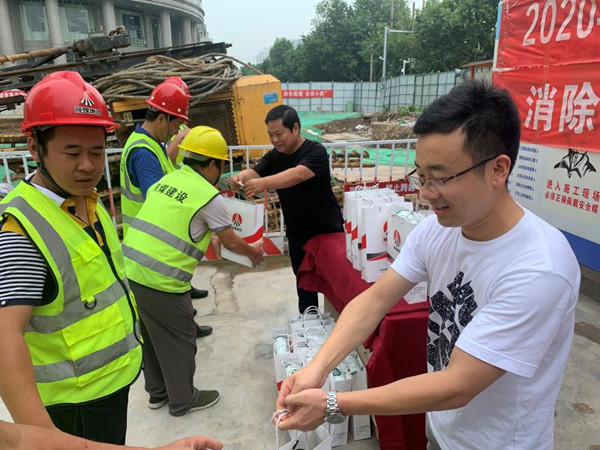 智慧泊車公司：夏日送清涼，關(guān)愛(ài)系深情