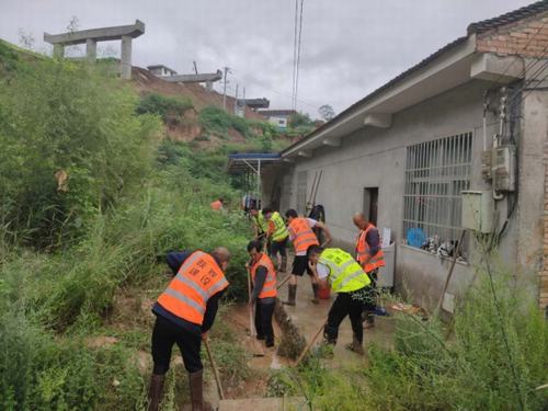 青年突擊勇?lián)?dāng)，助民防洪顯形象