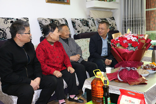  情系職工送關(guān)愛  愛在重陽暖人心