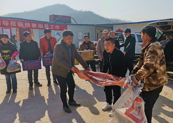 陜煤建設(shè)礦建三公司大年初一送“?！钡焦さ?！