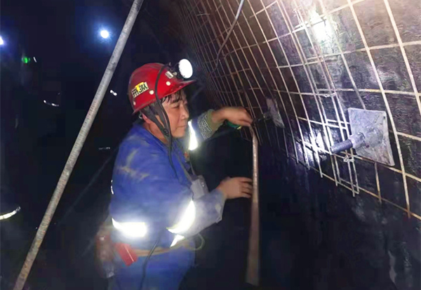 奉獻(xiàn)不言苦，追求無止境