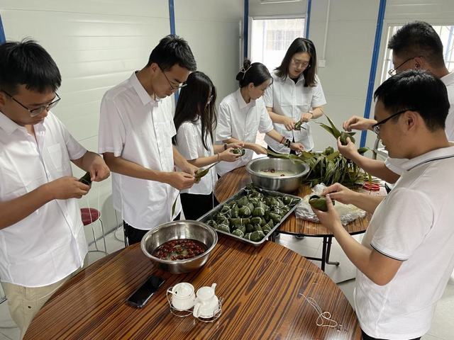 陜煤建設(shè)西北分公司開展“品味端午，傳承文明”包粽子活動