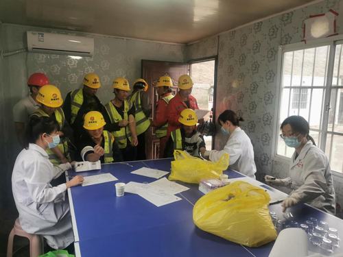 陜煤建設(shè)銅煤公司第八項目部組織一線工人進行健康體檢