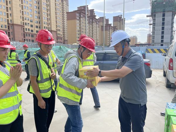 陜煤建設(shè)銅煤公司：心系職工辦實(shí)事?夏送清涼助生產(chǎn)