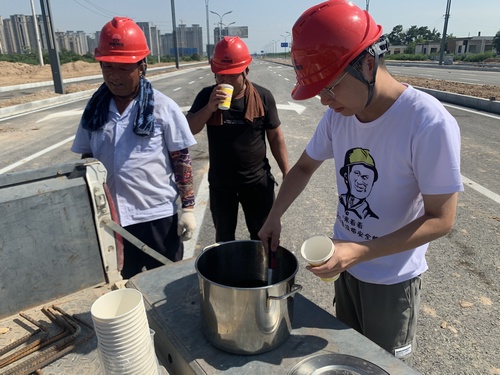 陜煤建設(shè)路橋分公司各基層項(xiàng)目開展“送清涼”活動(dòng)