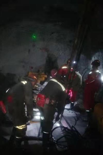 陜煤建設(shè)礦建二公司第二項(xiàng)目部進(jìn)行前探鉆孔施工確保生產(chǎn)安全