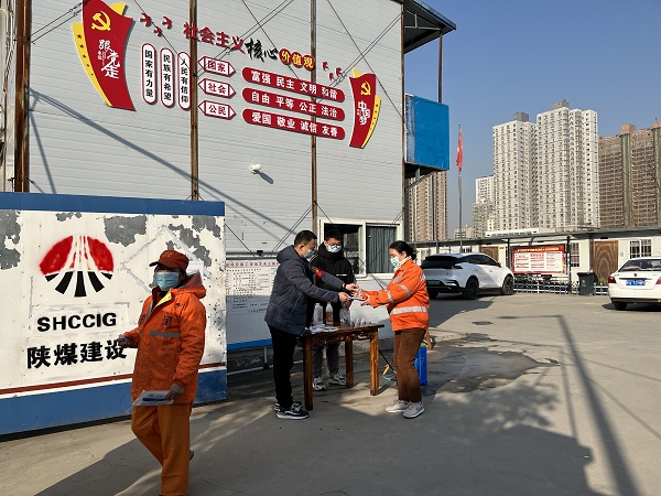 陜煤建設(shè)渭南分公司第十一項(xiàng)目部開(kāi)展“防疫有我，健康同行”青年志愿服務(wù)活動(dòng)